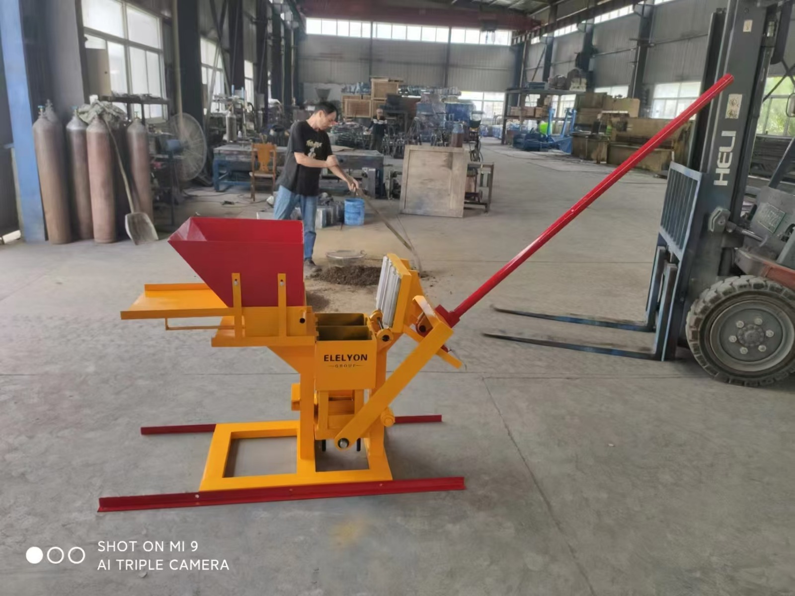 Machine de fabrication de briques - Vue 2